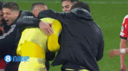 穆里尼奥太神奇了，比赛最后1分钟，他居然安排了10人进攻1人防守发策略，并又门将