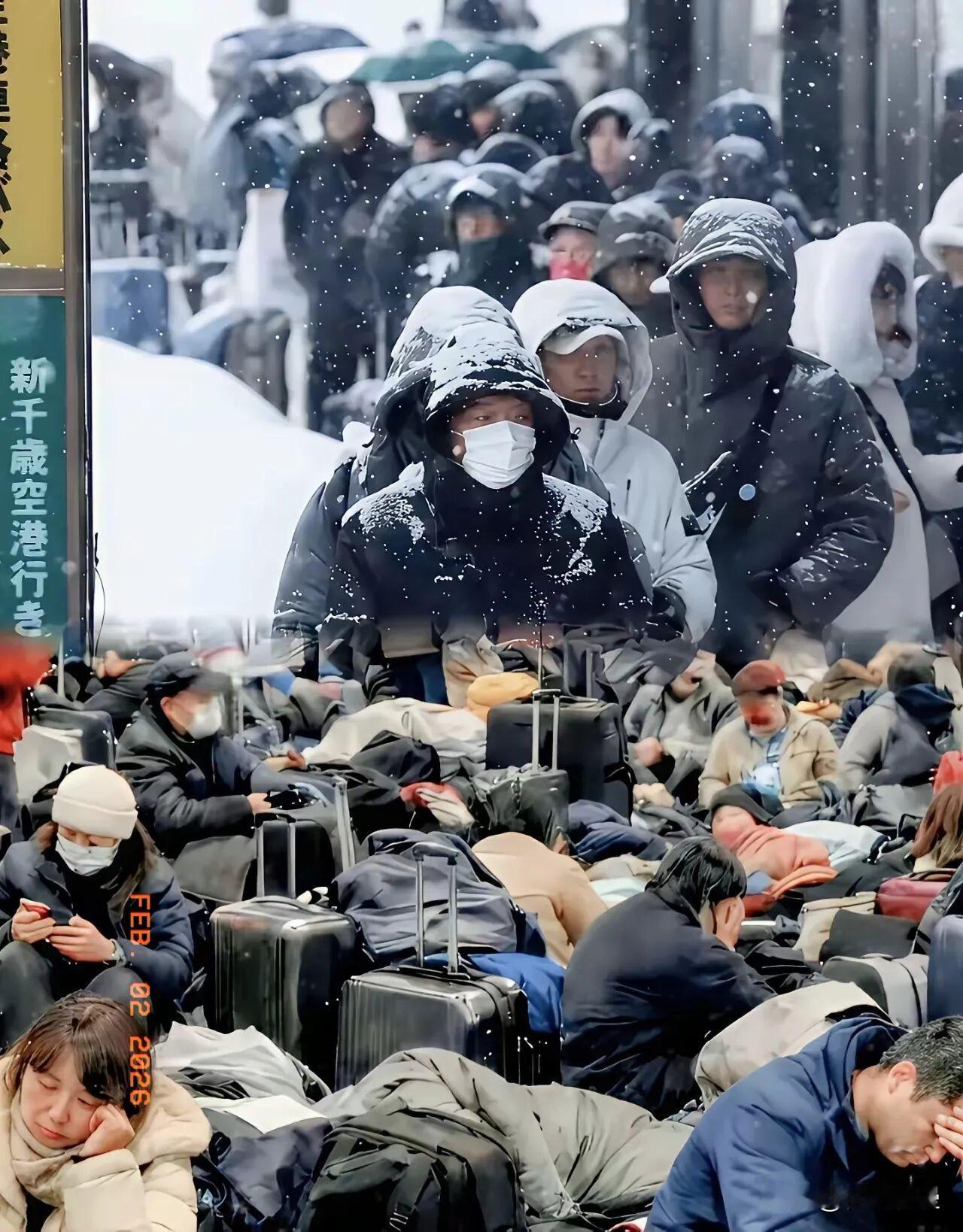 北海道机场地板上躺的那些人，看着是可怜。一堆人裹着毯子在那干熬。