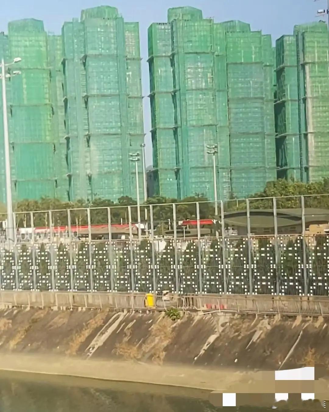 我问我建筑学的朋友，为什么香港这次的火灾烧的那么厉害？没想到我朋友说，香港火灾说