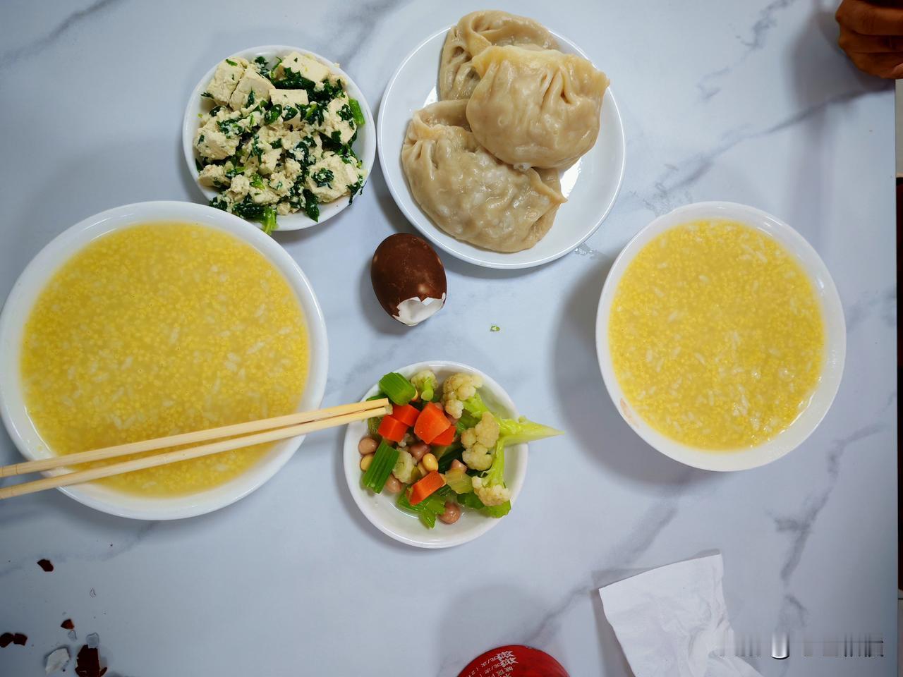 人民公社大食堂，两个人早餐，10.5元。谷贱伤农。