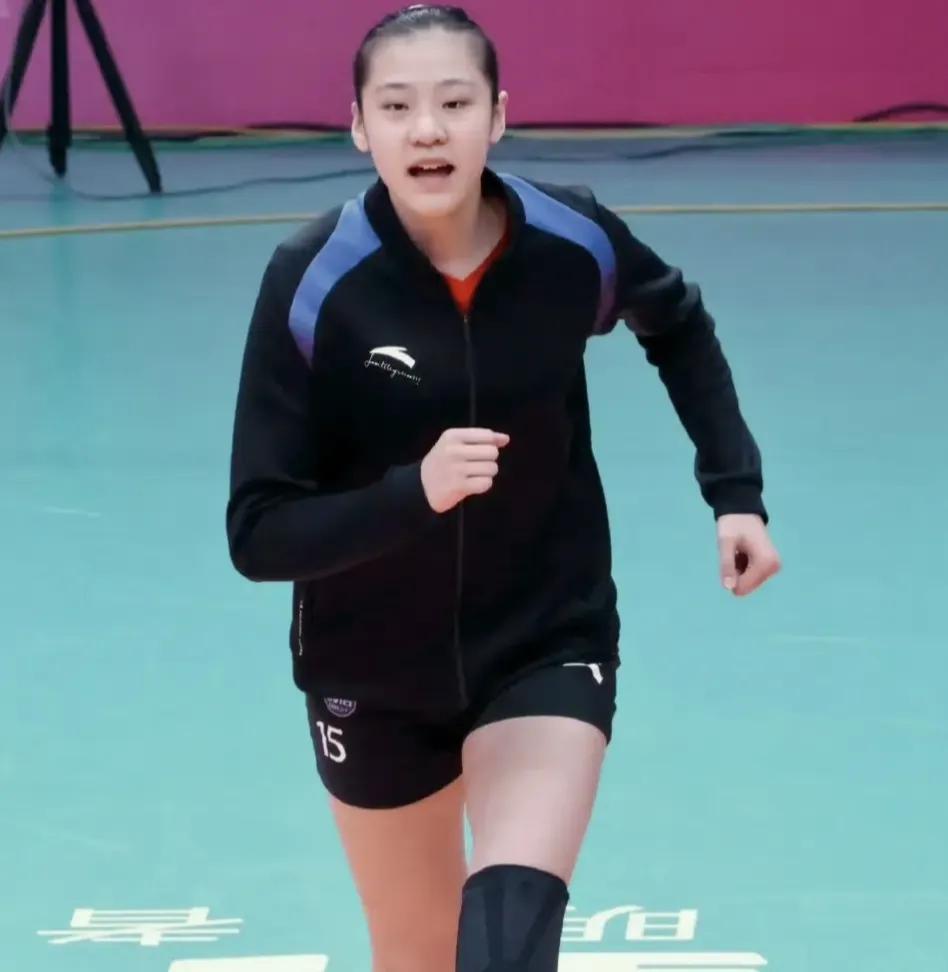 号称第二个朱婷，中国女排新一代年轻球员王奥芊崭露头角中国女排又冒出个年轻副攻—