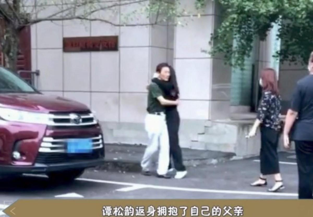 照片里刘学义和妈妈站一起，被人说像谭松韵老年版。可真正让网友坐不住的，是《兰香如