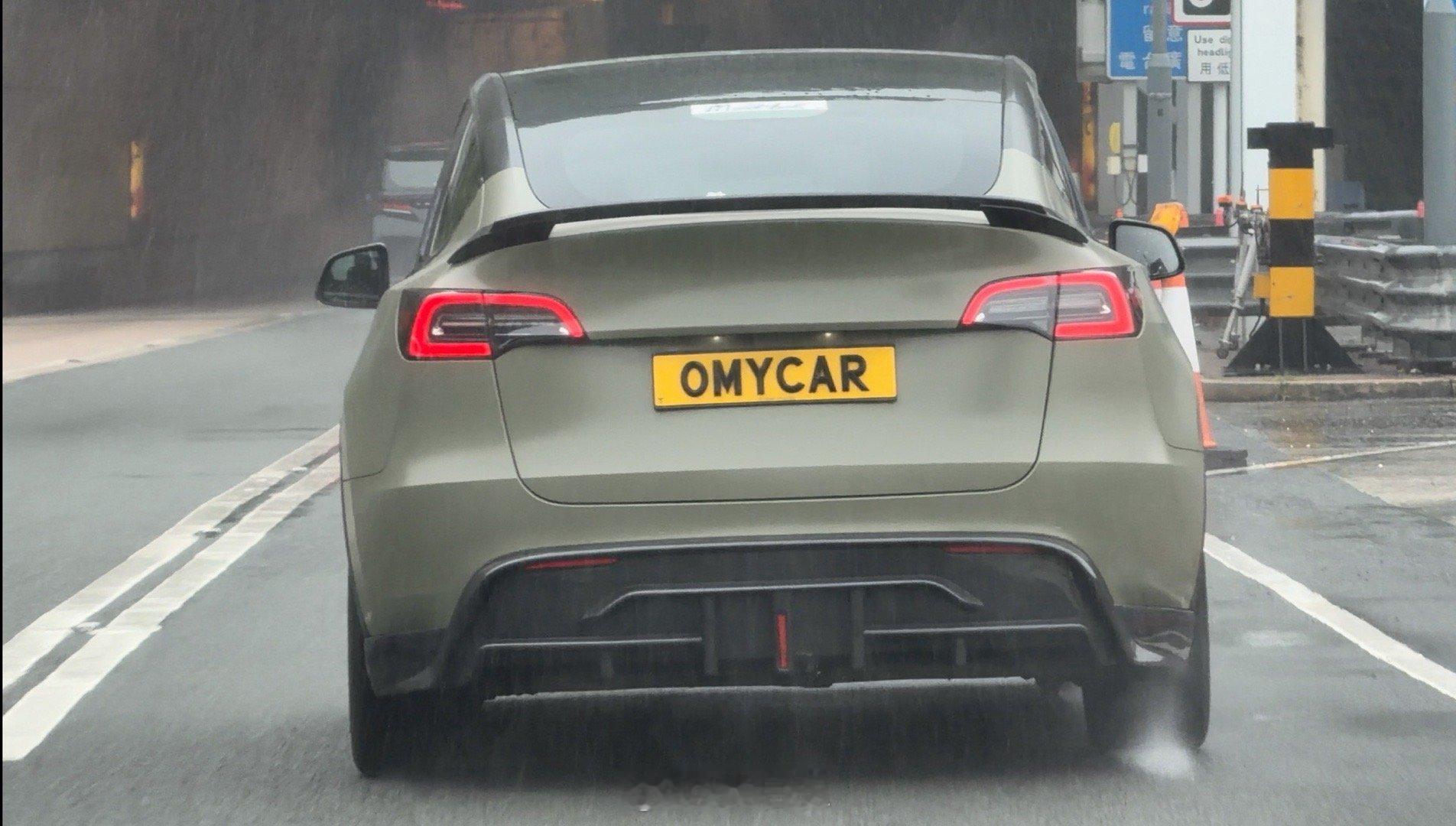 好想追上去问下车主大哥，能不能把车牌卖给我