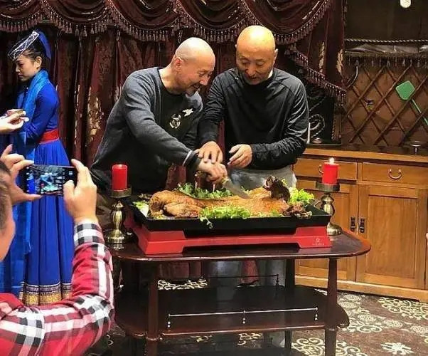 有一次，陈佩斯去内蒙古演出，刚下了飞机，就接到了腾格尔的电话：“老哥，来我家喝酒