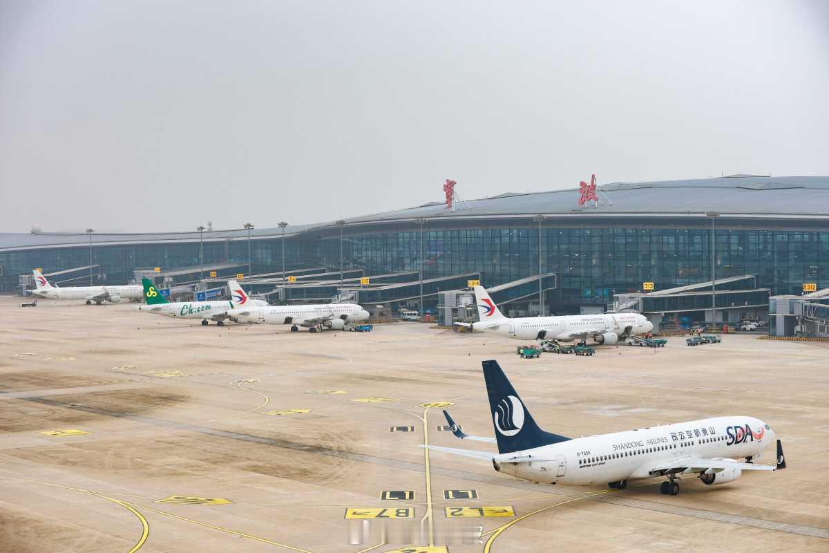 【创纪录！宁波机场年旅客量首次突破1600万人次】截至2025年12月29日，