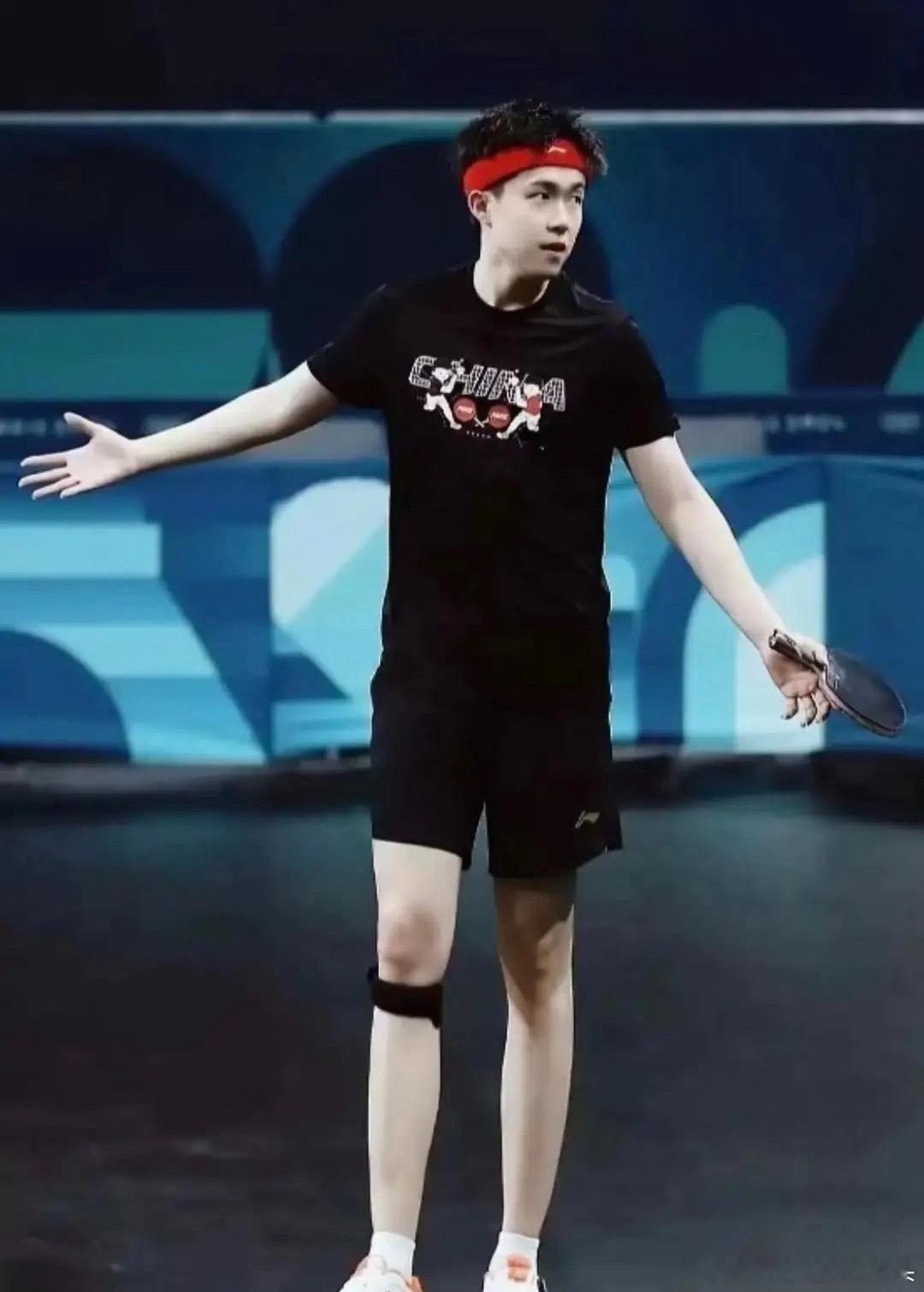 要不是国乒管的严，王楚钦这抗打的颜值，配上世界第一的硬核战绩，顶流商业价值，北大