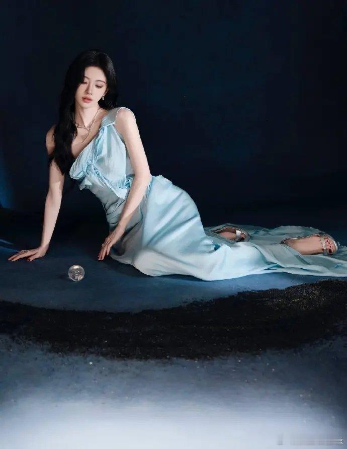 鞠婧祎一克拉冰蓝鞠婧祎身着浅蓝色单肩高定礼裙搭配一克拉冰蓝珠宝亮相，即便连轴转赶
