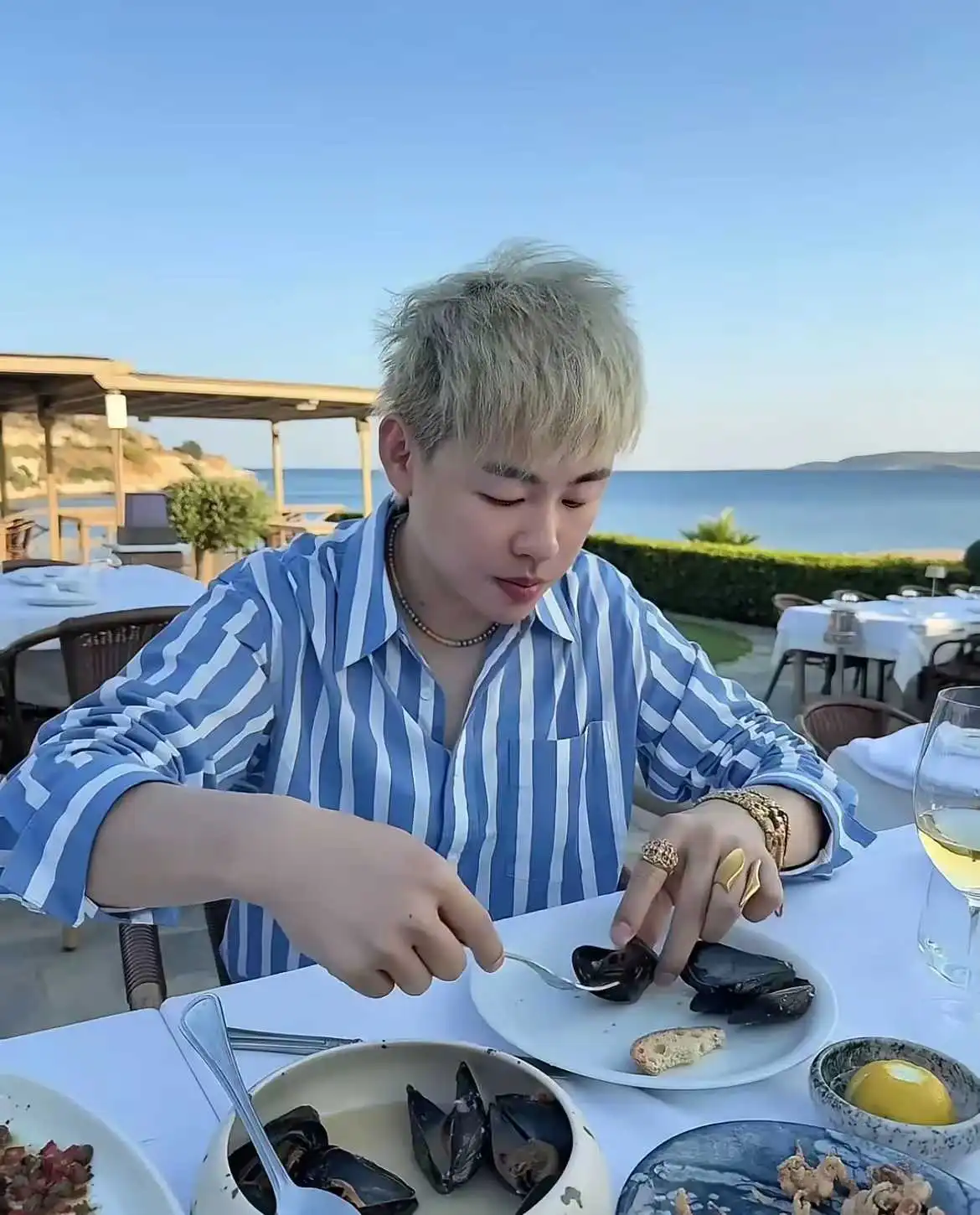 歌手胡彦斌这是咋了，穿着病人服在吃东西