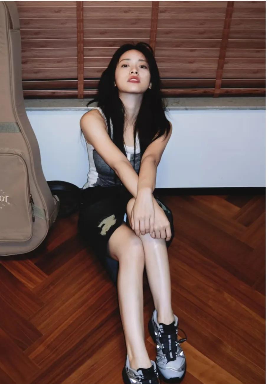 沈月，脚上的鞋子真好看，这算是户外鞋吗？