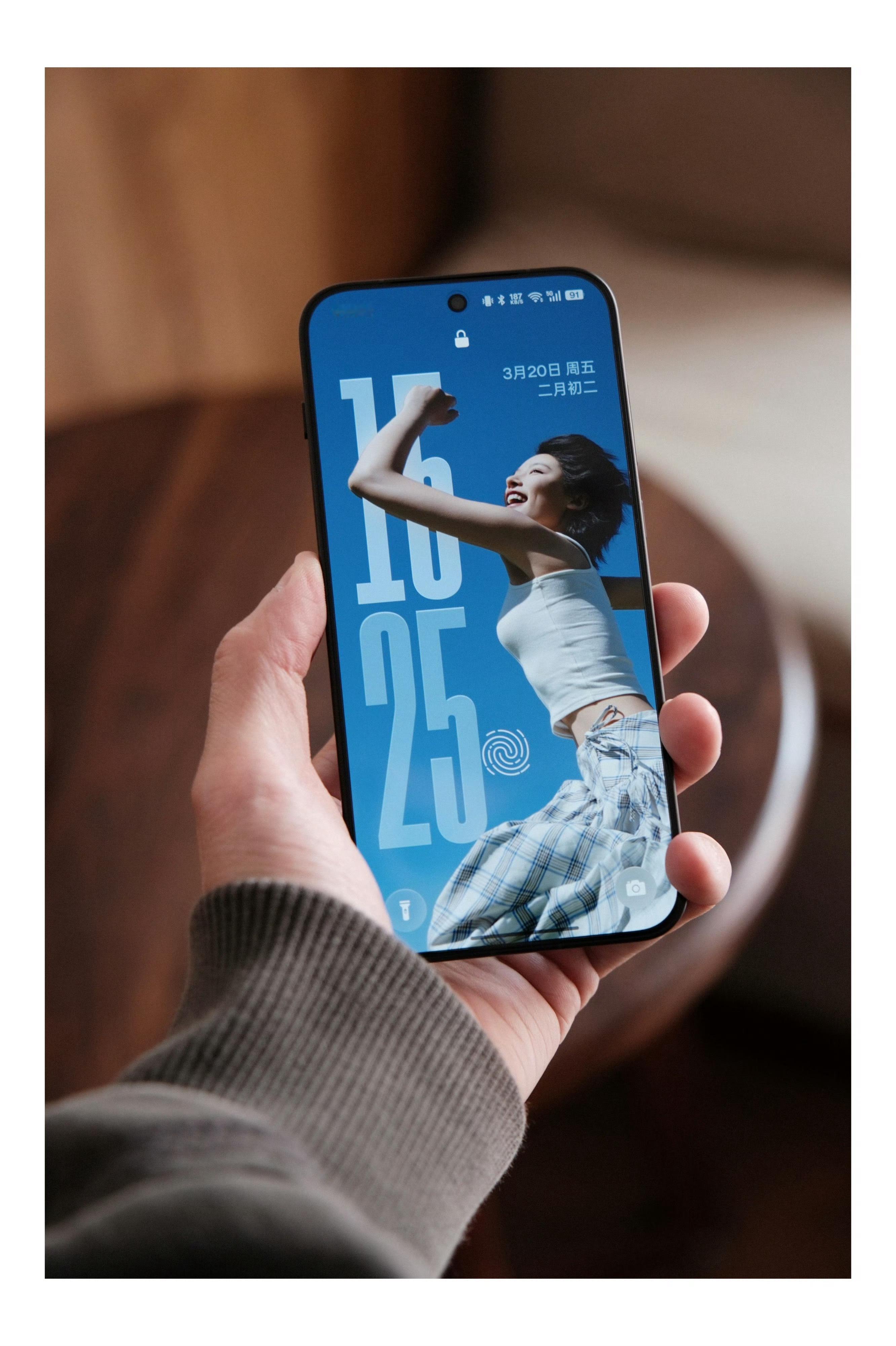 一加15T用了一个多月，体验非常好，老婆一直抢着要，拗不过……行吧，这台给她用，