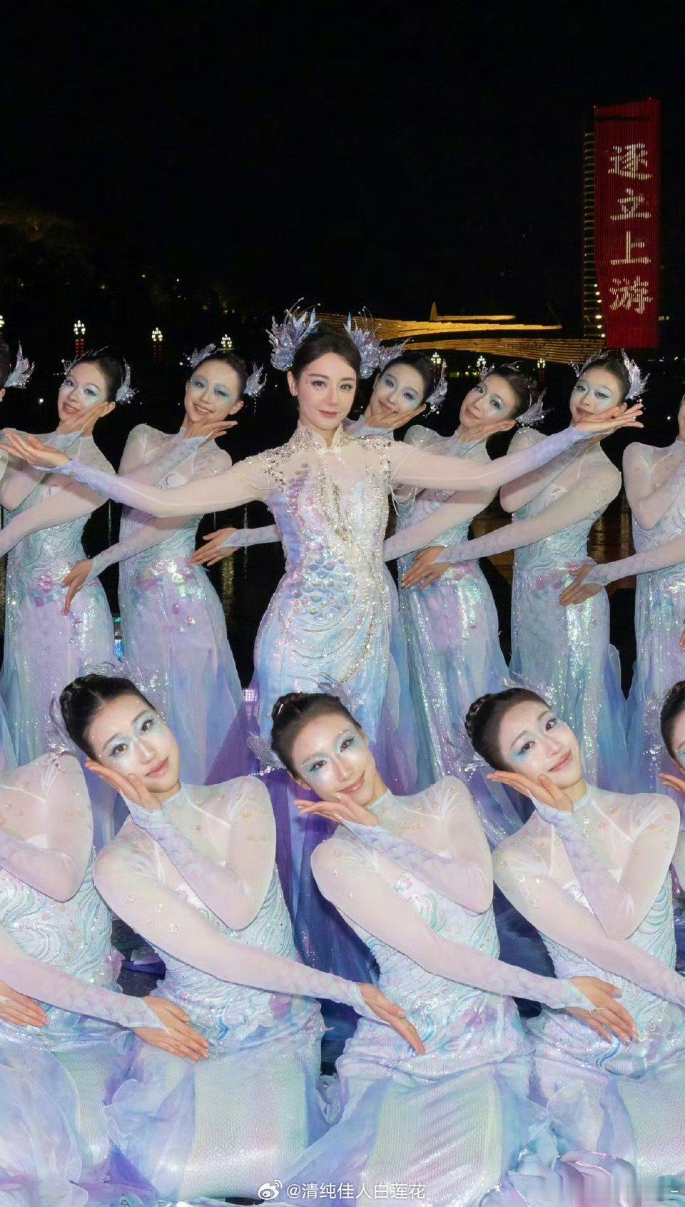 迪丽热巴长胖了？春晚分会场跟舞者的合影，舞者都好瘦。也有可能跳舞的就是瘦，把迪丽