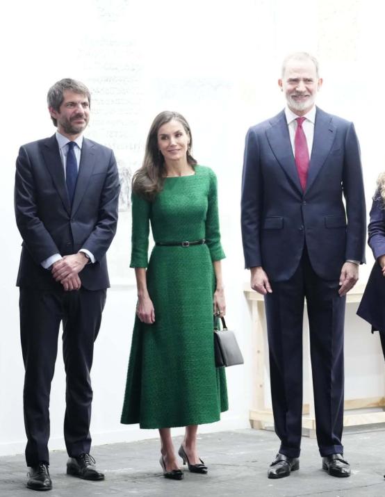 西班牙王后一身翠绿色连衣裙亮相，也太养眼了吧！3月5日西班牙国王夫妇出席第45届