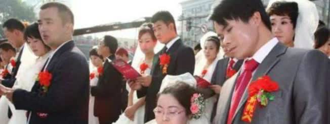 2011年，江西男子不顾一切迎娶瘫痪残疾女子。新婚夜前夕，岳母支走宾客，凑到他耳