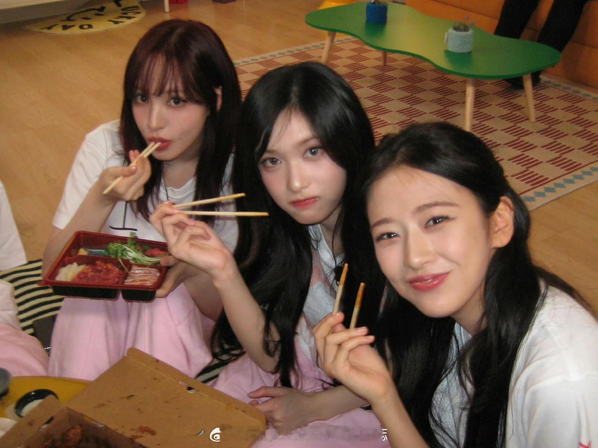 【251201】IVE官推更新｜🎂好鲜活的一组照片~