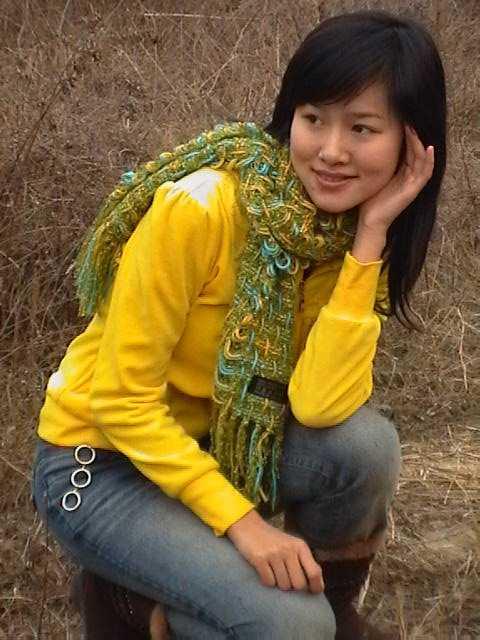 摄影人百态。🌼黄毛衣撞进枯草堆，像阳光跌进老故事里✨指尖轻抵脸颊的瞬间，镜头