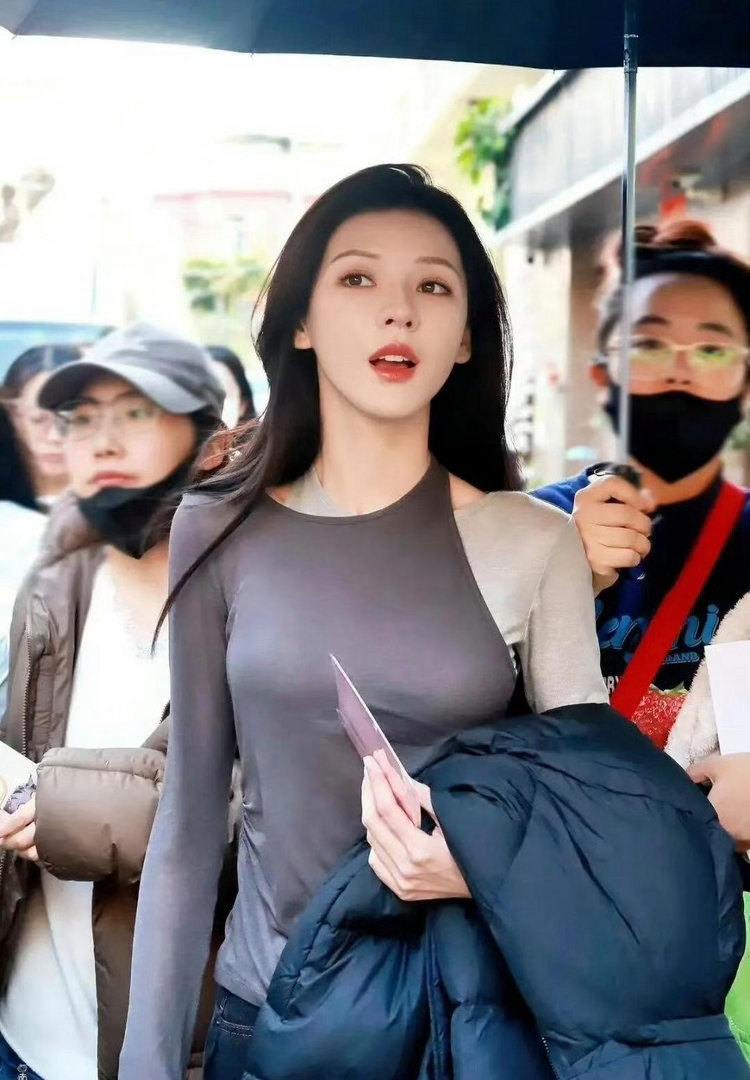 张予曦身段曼妙匀称，线条流畅极具美感，曼妙身姿一眼惊艳，完美身材属实让人羡慕。