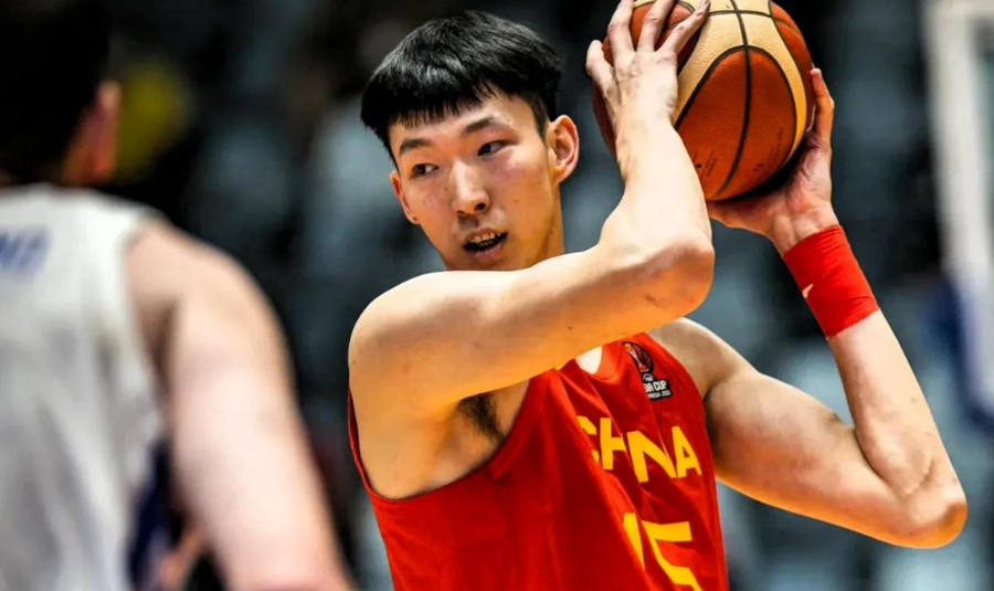 周琦又请假了！不是他不想打球，而是国家队训练刚两天，他的腰伤就复发了。有球迷