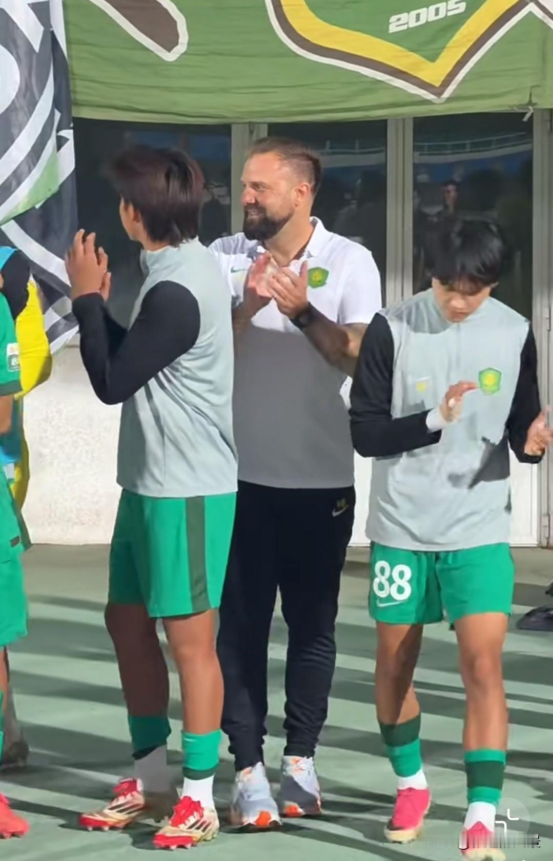 首秀告捷！北京国安U20洋帅开门红，夏晓雨帽子戏法逆转上海申花！国安U20迎来