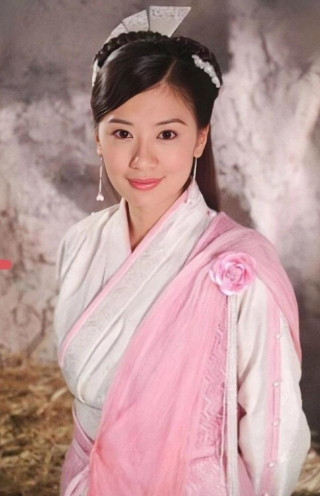 1993年，贾静雯父亲经商失败，欠下1000万外债，随后又查出癌症，贾静雯趁父