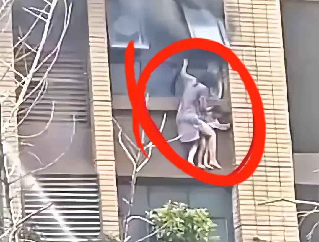 【引发新的思考】丈夫先逃出来到了下面对着消防员说：不要喷水了，先救人可是