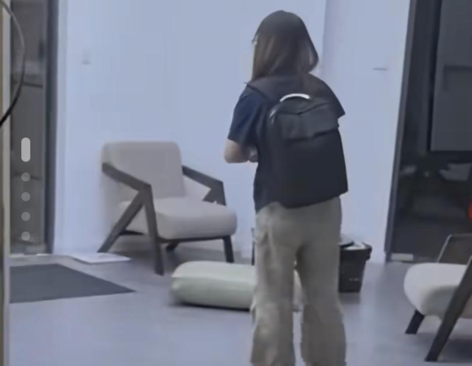 女子因为跛脚问题入职当天，被得力辞退事件最新后续来了！得力总裁办主任邀请女子面