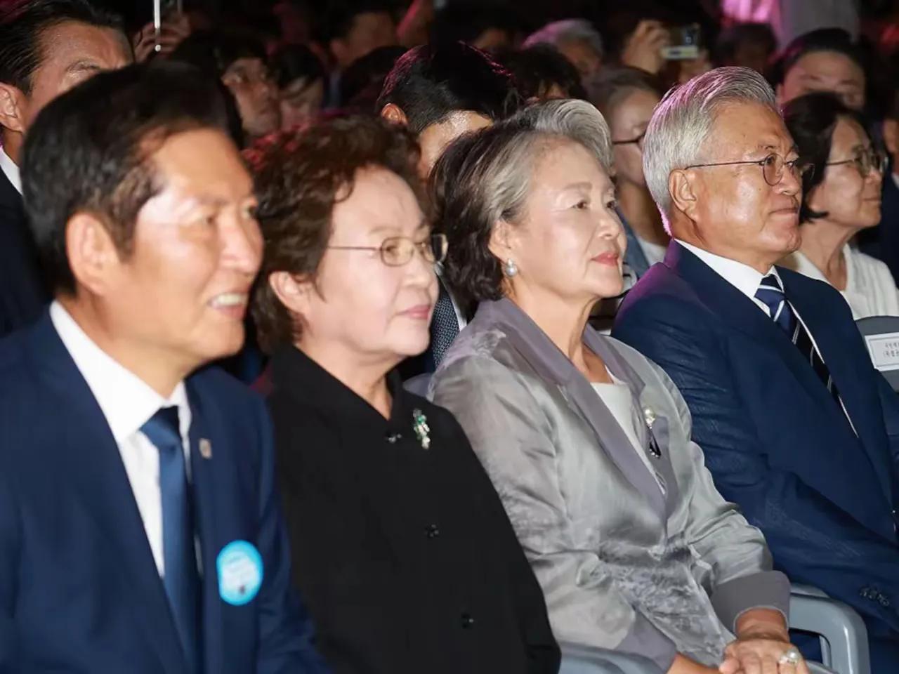 8月15日，在李在明的国民任命日上，所到的嘉宾中，最重要的嘉宾文在寅和卢武玄的妻