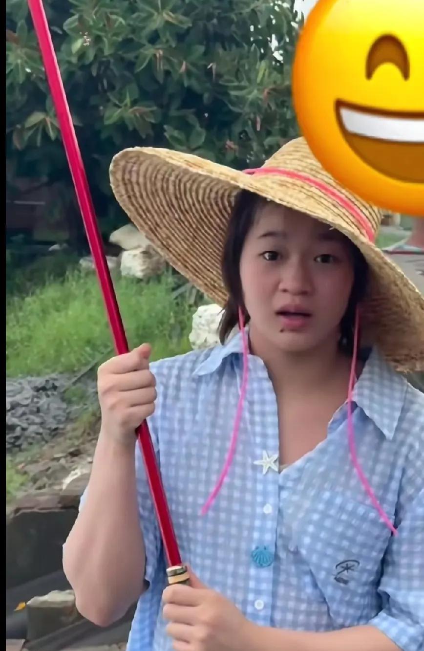 全红婵钓鱼照，破圈的“反差萌”家人们！刷到全红婵钓鱼这张图，谁懂啊！世界冠军拿