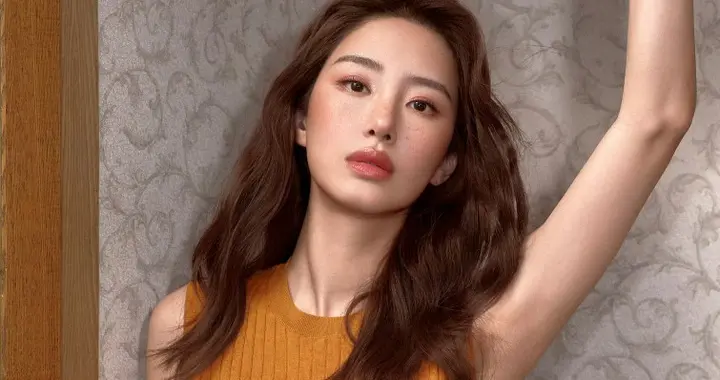 杨采钰身段太出众! 暖色系穿搭优雅大方, 满满的成熟风情!