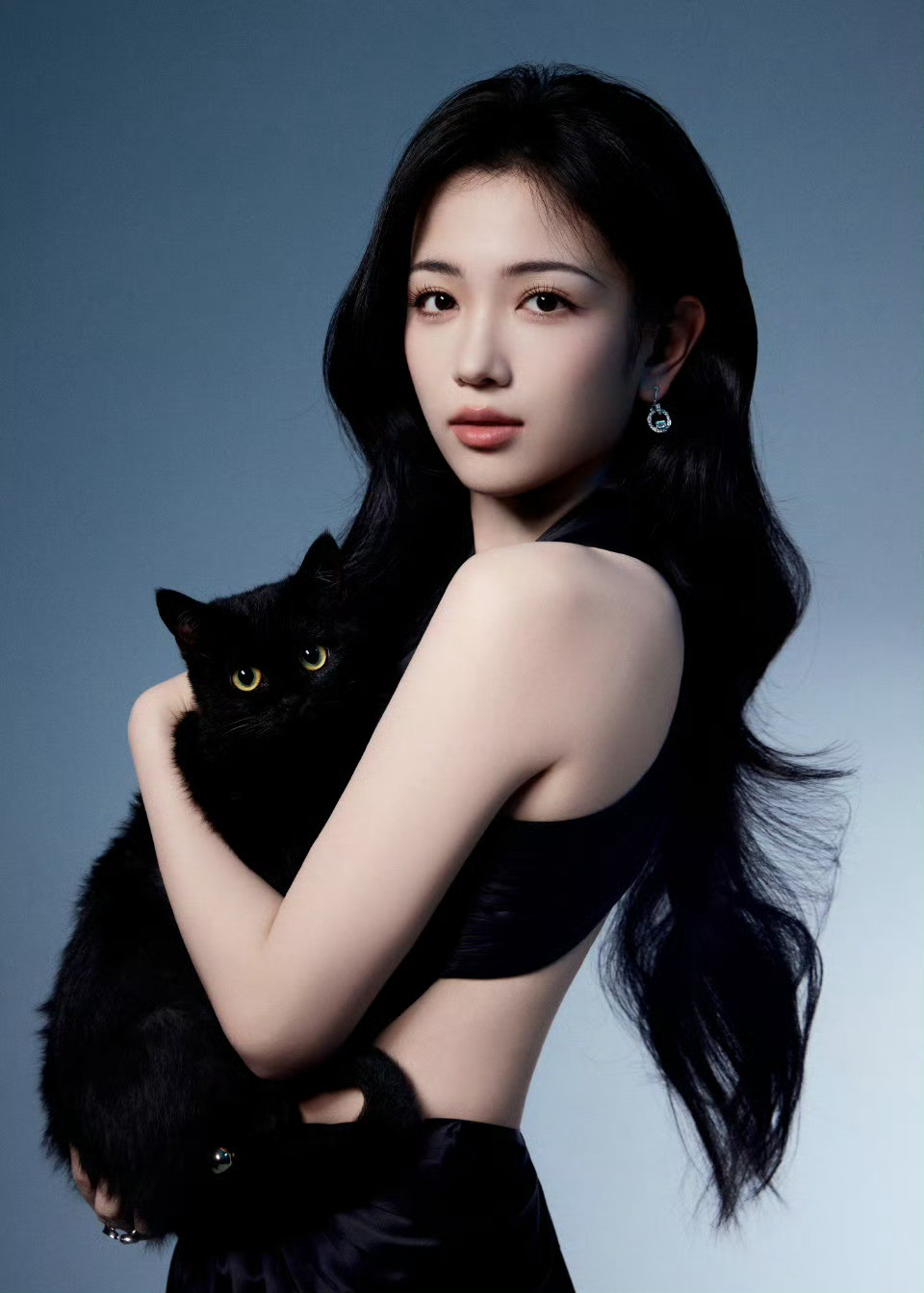 代露娃暗蕴茯光，不疾不徐。似冬日皎月，勾勒优雅从容。2025爱奇艺尖叫之夜