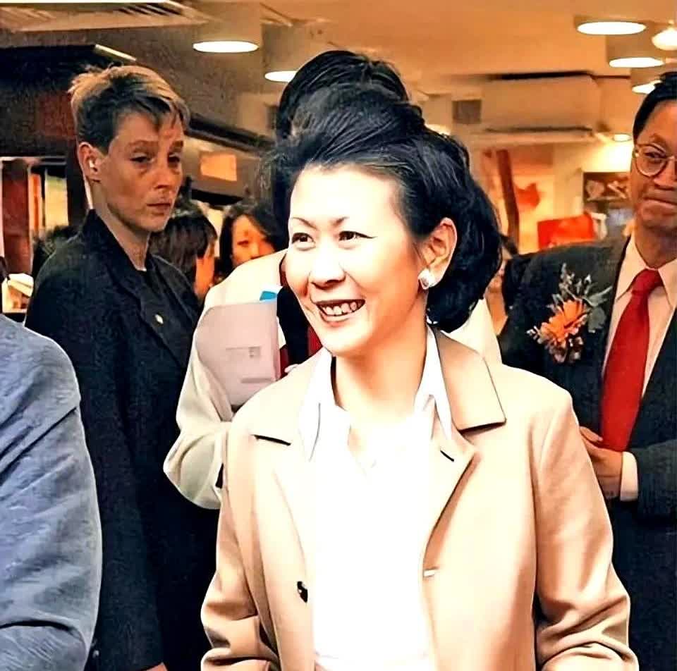 李嘉诚的红颜知己周凯旋，小老李33岁。两人在一起已逾30年，但“李太太”