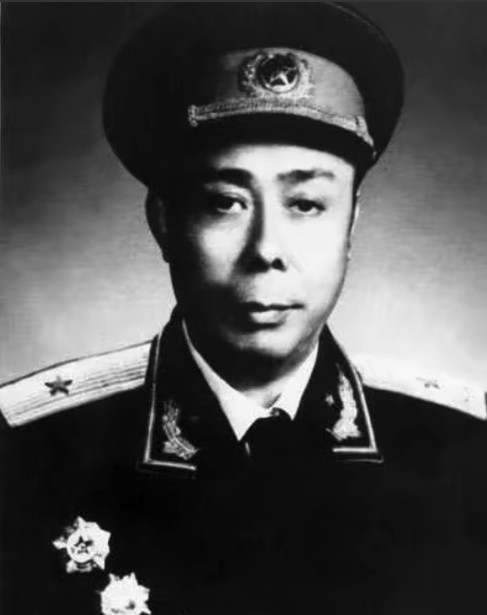 1949年，18军副参谋长率部运粮时，被大批土匪包围，血战一夜后，他却给上级发报