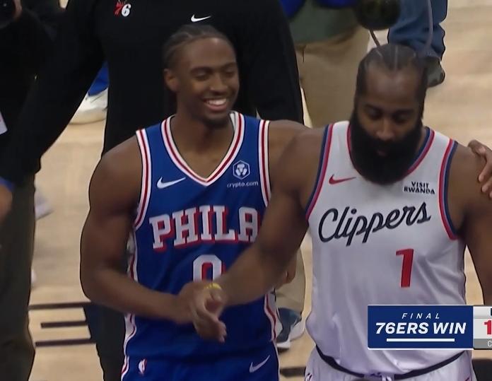 赛后，马克西喜笑颜开跑过来跟哈登打招呼，但从哈登的表情明显可以感觉到，他现在没那