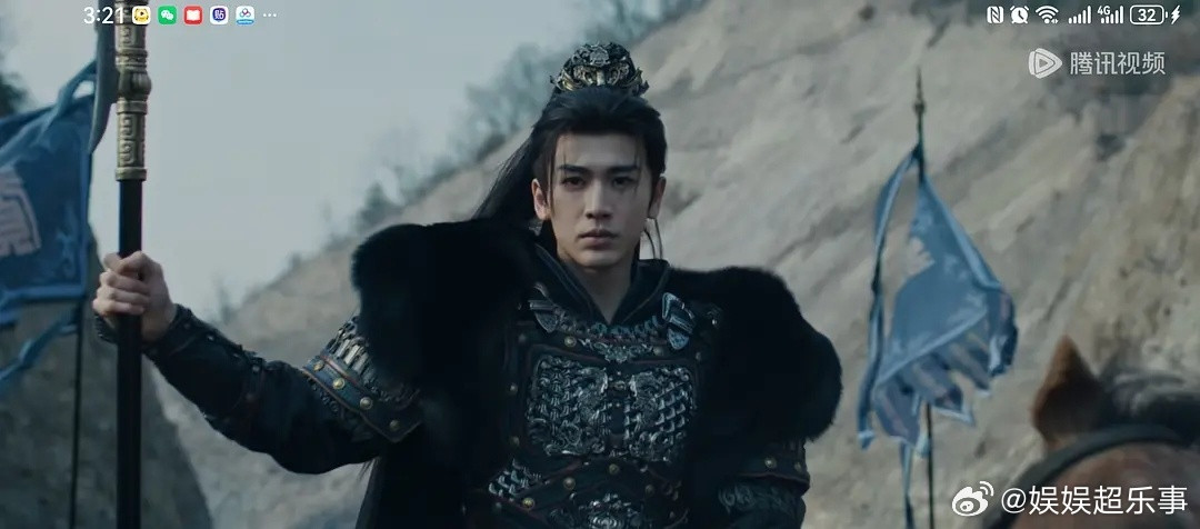 谢征这个妆其实非常非常淡，当时出装那个粉底液淡的已经连张凌赫的胡青都能看到了。