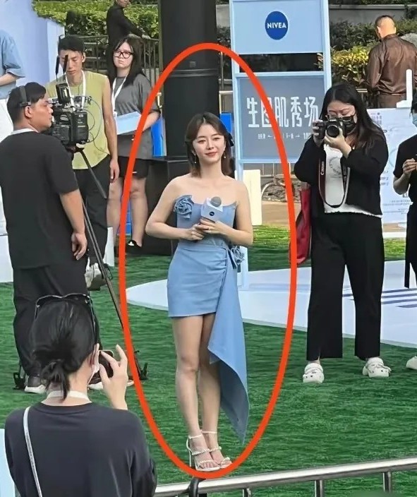 啊啊啊，家人们谁懂呀，谭松韵现在变化好大呀！以前是稚嫩的娃娃脸。现在已经变得