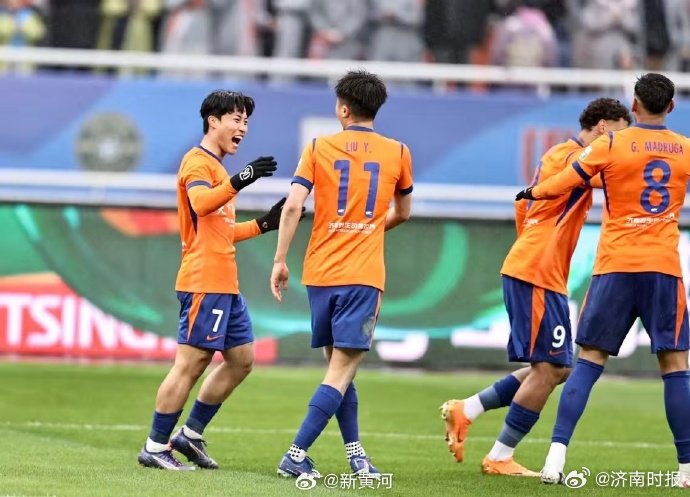 【#泰山队9将随国字号出战#】在社交媒体上，泰山队前锋克雷桑晒出与女友一道品尝