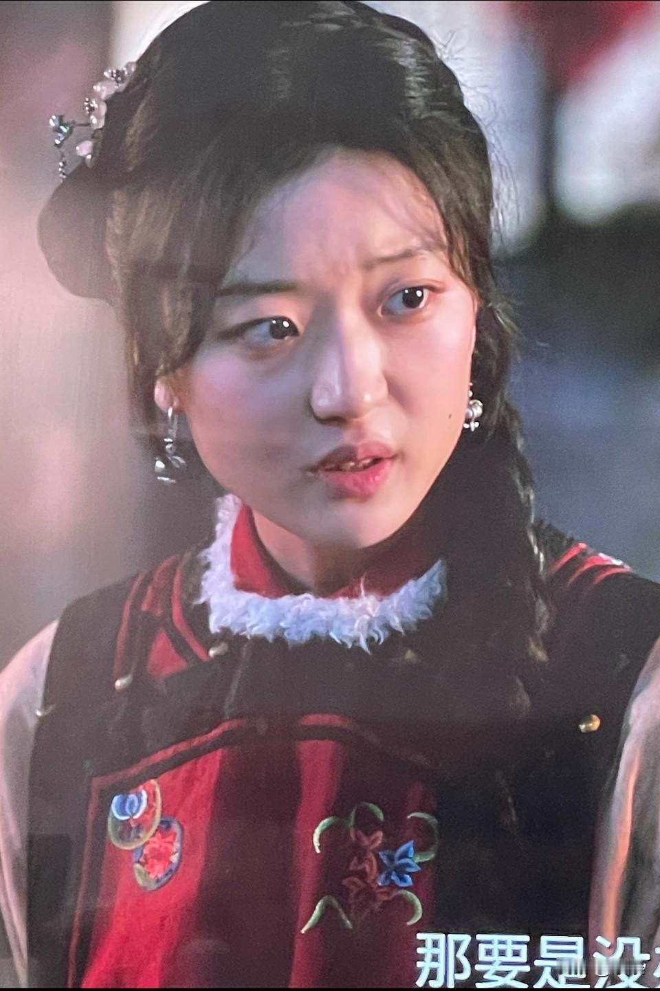 这是孙千？差点没认出来！！这里拍的脸好大啊！！所以她现代剧大多披头散发，比较遮脸