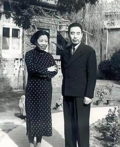1961年感人一幕！周总理想请客，邓颖超轻声提醒：你只剩两毛八分钱了很多人