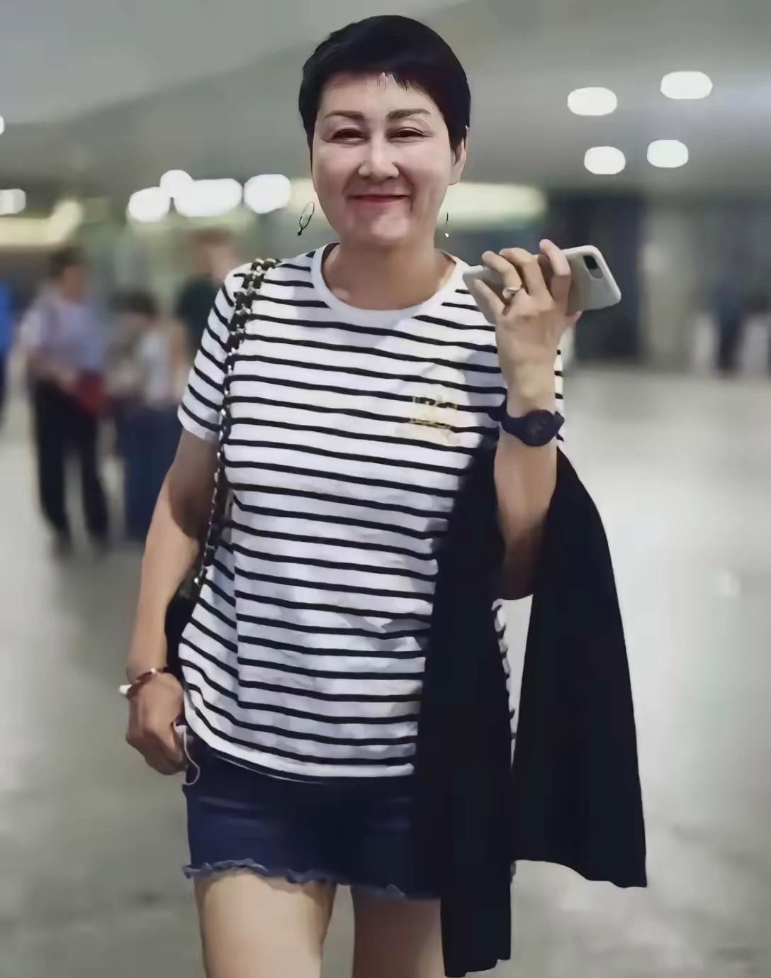 张凯丽最近的穿搭又引发热议了，这年纪还坚持自己的时尚态度确实挺敢的。有人说浓妆短