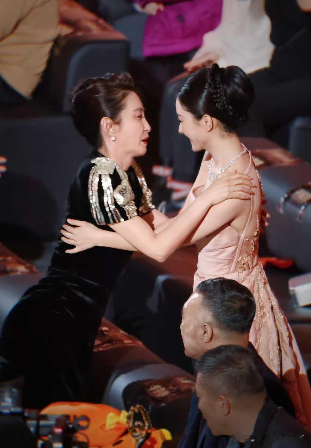 特别喜欢赵丽颖和李冰冰这个拥抱，好像经历了很多时光的感觉。李冰冰曾经也是电视剧