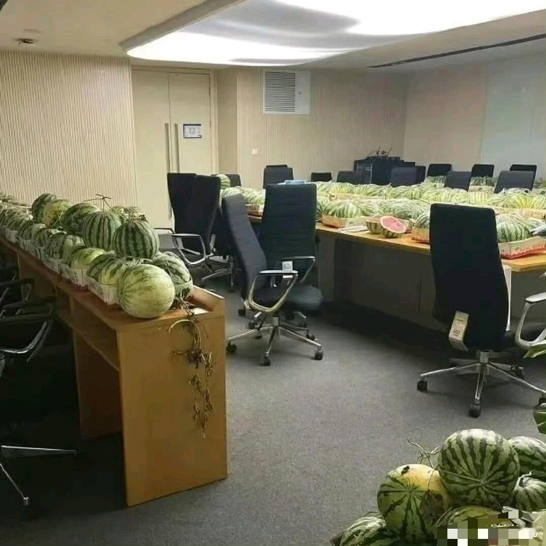 老板说今天有日本和韩国客户来公司让我准备一些水果。