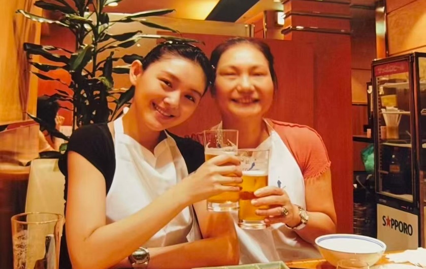 小S发文怀念姐姐👩❤️💋👩那时的我们，正在拼命地工作、赚钱，很累但很快乐！