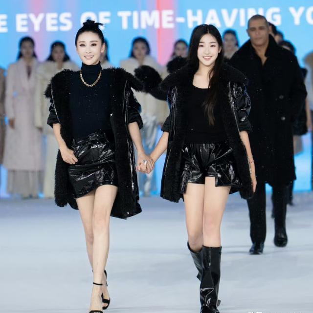苗圃女儿陈苗雨露近照曝光，12岁身高直逼1米7，嫁大19岁富豪值了