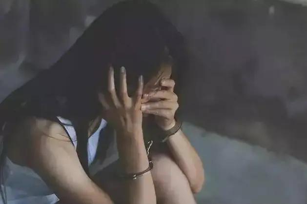 “演都不演了！”女子接受认识仅一天的男网友邀约，酒后遭发生云雨。事后，她赤身裹毛