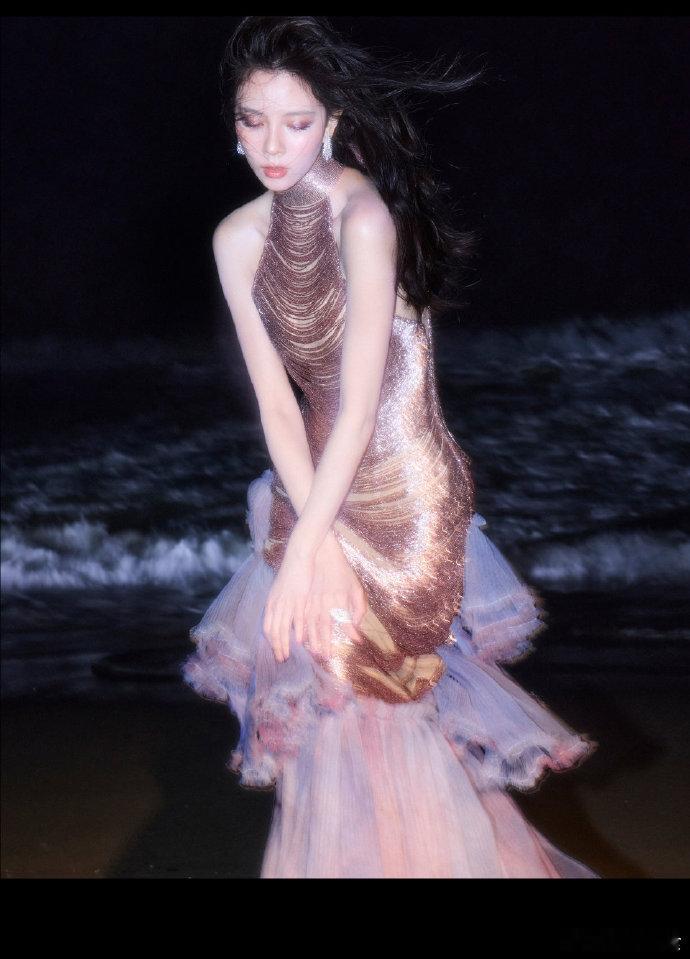 宋妍霏光脚拍ELLE出发图哇塞！宋妍霏这光脚拍ELLE出发图太绝啦，赤脚奔跑超浪