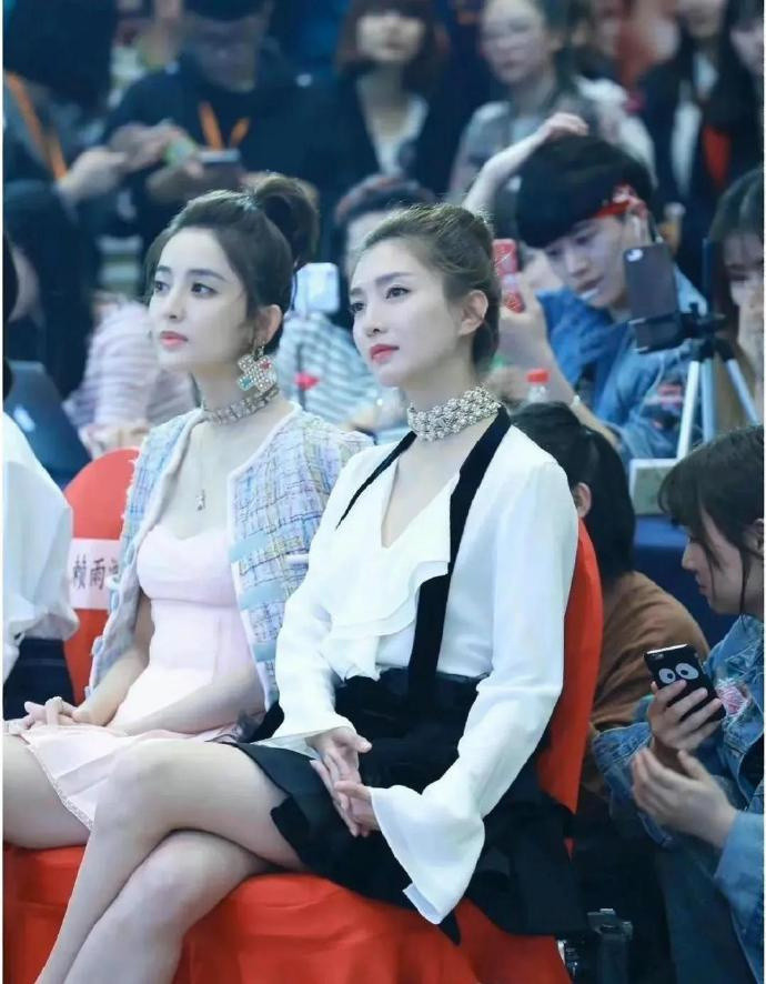 娜扎都被比下去了，江疏影的冷白皮像剥壳鸡蛋