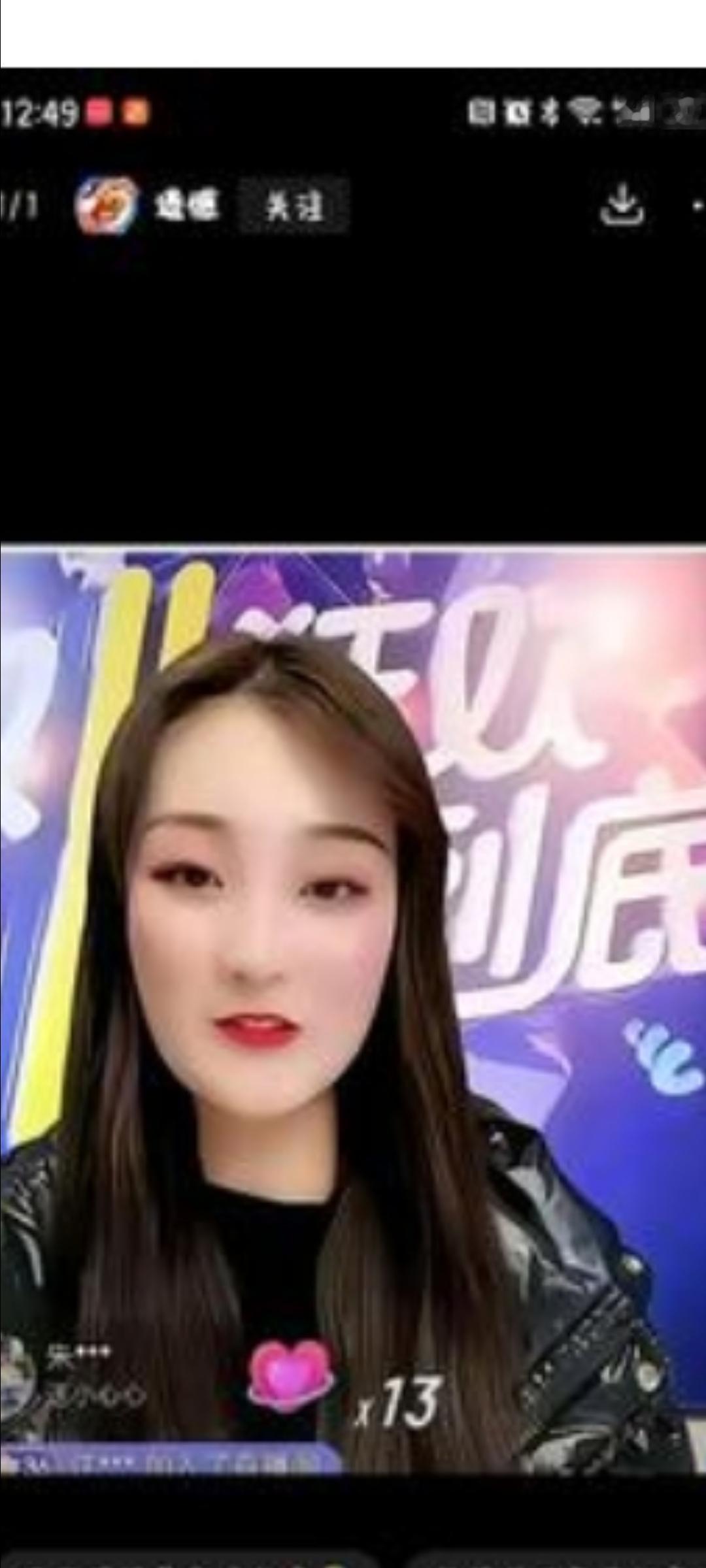 陈亚楠每次出镜都是化妆美颜。不知道她不化妆，不美颜是什么样？总之，朱小伟这个