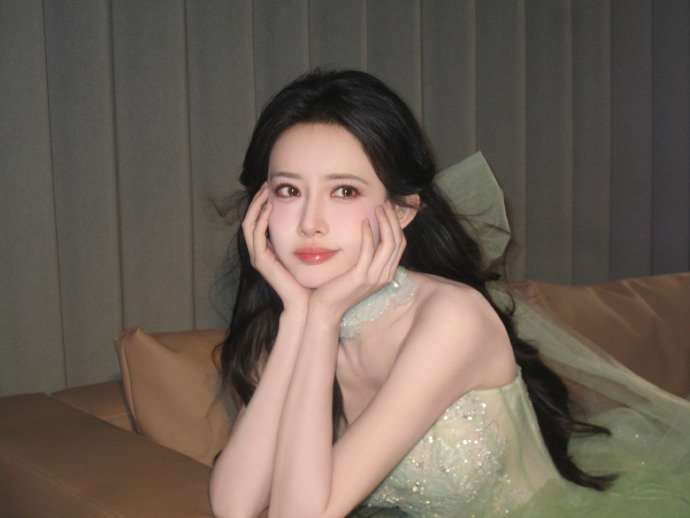 孟子义的春日ccd孟子义把春色披在身上孟子义的春日ccd好美~~孟子义