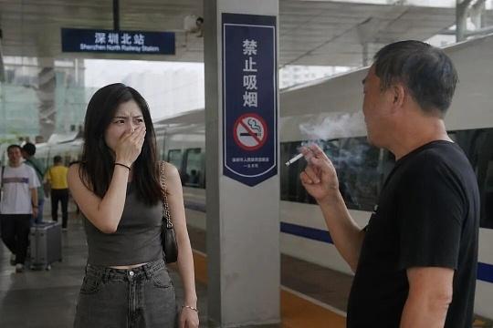 别再拿“抽烟是个人自由”说事了，高铁站禁烟从来不是什么不近人情的规定，本质上是在