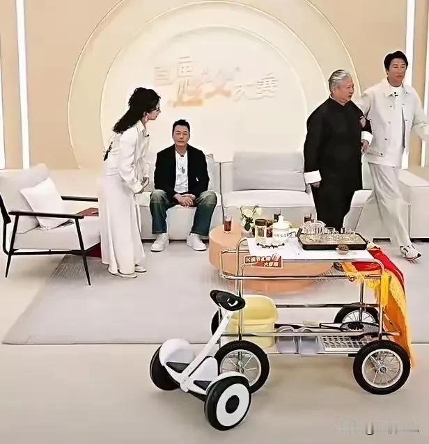 洪金宝作为香港演艺圈的大哥大，一把年纪了还要出来直播带货，说到底还是儿子们不争气