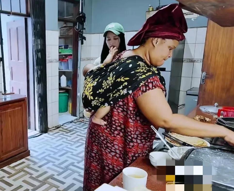 徐艺洋在非洲家庭借宿时，看到女主人背着一个小婴儿做饭，她十分熟练的接过孩子抱在怀